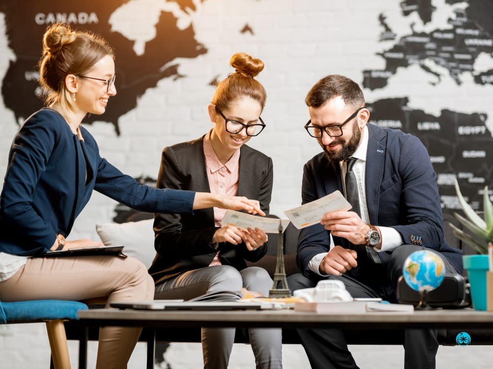 Zespół Aurora Travel podczas planowania butikowych podróży - konsultanci omawiają bilety i trasę wyjazdu