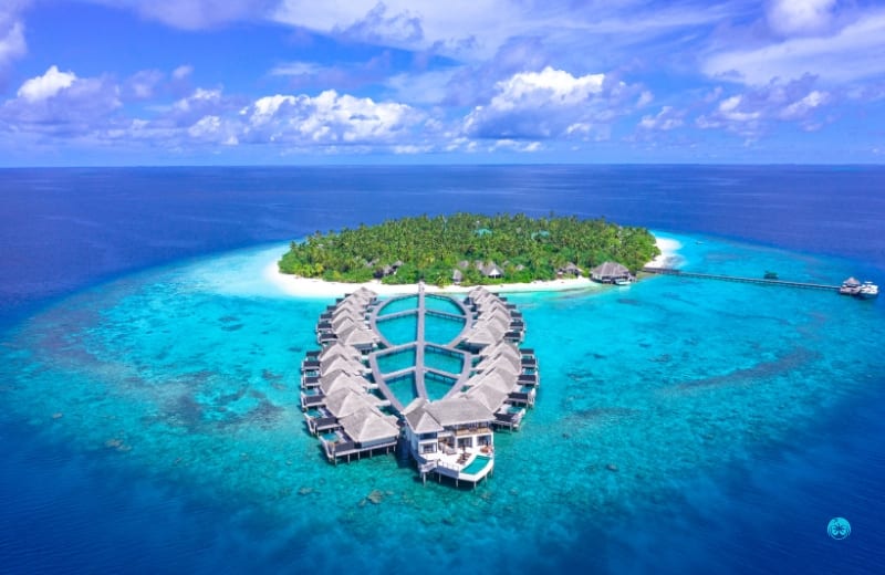 Laguna z krystaliczną wodą na Malediwach